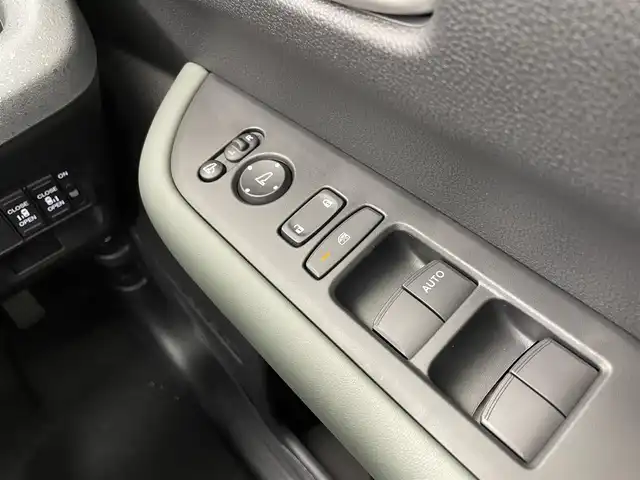 ホンダ フリード ハイブリット e:HEV クロスター 大阪府 2025(令7)年 0.1千km プラチナホワイトパール ホンダセンシング/　・衝突軽減ブレーキ/　・先行車発進お知らせ機能/　・アダプティブクルーズコントロール/　・車線維持支援システム/　・トラフィックジャムアシスト/　・ブラインドスポットフォーメーション/　・誤発進抑制機能/　・後方お発進抑制機能/　・パーキングセンサーシステム/純正メモリナビ/　　BT/AppleCarPlay/AndroidAuto/フルセグTV/バックカメラ/両側パワースライドドア/LEDオートライト/フォグランプ/合皮ハーフレザーシート/シートヒーター/純正15インチアルミホイール/ルーフレール/スマートキー