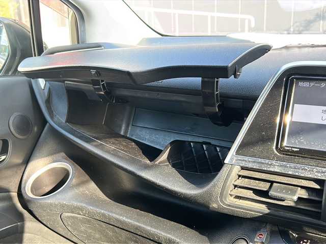 トヨタ シエンタ G グランパー 広島県 2021(令3)年 2.4万km ベージュ 禁煙車/トヨタセーフティセンス/・プリクラッシュセーフティ/・レーンキープアシスト/・オートマチックハイビーム/・先行車発進お知らせ/クリアランスソナー/純正ナビ（NSZT-W68T）/純正フリップダウンモニター（V12T-R68C）/バックカメラ/革巻きステアリング/ステアリングスイッチ/スマートキー/プッシュスタート/スペアキー/LEDヘッドライト/純正ドアバイザー/純正ドライブレコーダー（DRT-H68A）/ETC/Wエアバック