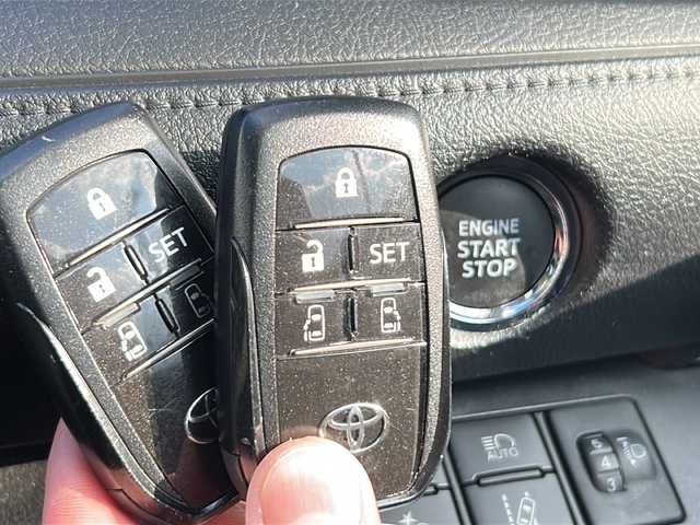 トヨタ シエンタ G グランパー 広島県 2021(令3)年 2.4万km ベージュ 禁煙車/トヨタセーフティセンス/・プリクラッシュセーフティ/・レーンキープアシスト/・オートマチックハイビーム/・先行車発進お知らせ/クリアランスソナー/純正ナビ（NSZT-W68T）/純正フリップダウンモニター（V12T-R68C）/バックカメラ/革巻きステアリング/ステアリングスイッチ/スマートキー/プッシュスタート/スペアキー/LEDヘッドライト/純正ドアバイザー/純正ドライブレコーダー（DRT-H68A）/ETC/Wエアバック