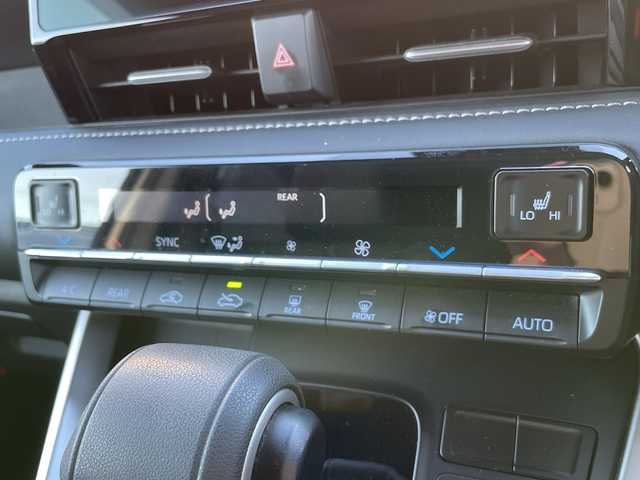 トヨタ ノア ハイブリッド S－Z 大阪府 2022(令4)年 3万km ホワイトパールクリスタルシャイン トヨタセーフティセンス/・アダプティクブクルーズコントロール/・プリクラッシュセーフティー/・レーントレーシングアシスト/・オートマチックハイビーム/・ロードサインアシスト/純正10.5インチナビ/・Bluetooth/フルセグTV/USB/ラジオ/　AppleCarPlay/HDMI/主要装備/・バックカメラ/・両側パワースライドドア/・ブレーキーホールド/・ハーフレザーシート/・シートヒーター/・ウォークスルー/・ステアリングリモコン/・LEDヘッドライト/・フォグランプ/・ETC2.0