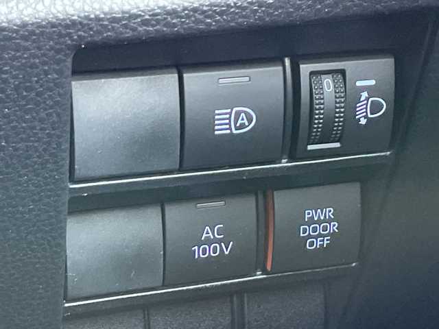 トヨタ ノア ハイブリッド S－Z 大阪府 2022(令4)年 3万km ホワイトパールクリスタルシャイン トヨタセーフティセンス/・アダプティクブクルーズコントロール/・プリクラッシュセーフティー/・レーントレーシングアシスト/・オートマチックハイビーム/・ロードサインアシスト/純正10.5インチナビ/・Bluetooth/フルセグTV/USB/ラジオ/　AppleCarPlay/HDMI/主要装備/・バックカメラ/・両側パワースライドドア/・ブレーキーホールド/・ハーフレザーシート/・シートヒーター/・ウォークスルー/・ステアリングリモコン/・LEDヘッドライト/・フォグランプ/・ETC2.0