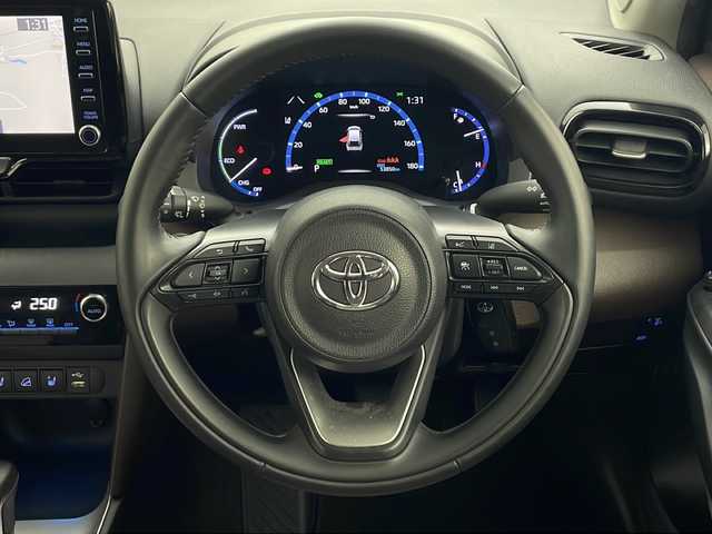 トヨタ ヤリスクロス ハイブリッド Z 秋田県 2021(令3)年 5.4万km ホワイトパールクリスタルシャイン 4WD/純正ディスプレイオーディオ/（AM/FM/Bluetooth）/バックカメラ/ハーフレザーシート/衝突軽減装置/レーンキープアシスト/横滑り防止装置/コーナーセンサー/クルーズコントロール/オートブレーキホールド/アイドリングストップ/ETC/社外ドライブレコーダー/ステアリングリモコン/前席シートヒーター/前席エアシート/電動パーキングブレーキ/LEDヘッドライト/オートライト/オートハイビーム/プッシュスタート/スマートキー/純正アルミホイール/純正フロアマット/電動格納ミラー/サイドバイザー