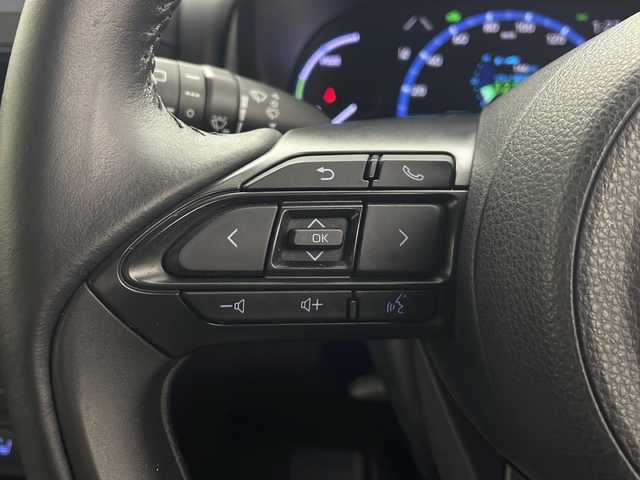 トヨタ ヤリスクロス ハイブリッド Z 秋田県 2021(令3)年 5.4万km ホワイトパールクリスタルシャイン 4WD/純正ディスプレイオーディオ/（AM/FM/Bluetooth）/バックカメラ/ハーフレザーシート/衝突軽減装置/レーンキープアシスト/横滑り防止装置/コーナーセンサー/クルーズコントロール/オートブレーキホールド/アイドリングストップ/ETC/社外ドライブレコーダー/ステアリングリモコン/前席シートヒーター/前席エアシート/電動パーキングブレーキ/LEDヘッドライト/オートライト/オートハイビーム/プッシュスタート/スマートキー/純正アルミホイール/純正フロアマット/電動格納ミラー/サイドバイザー