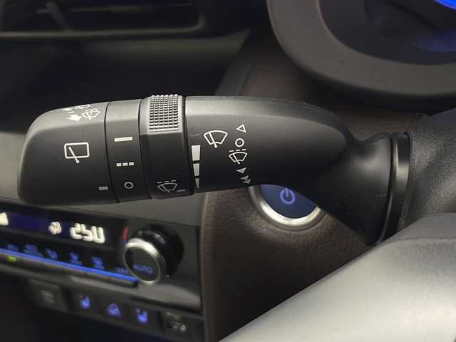 トヨタ ヤリスクロス ハイブリッド Z 秋田県 2021(令3)年 5.4万km ホワイトパールクリスタルシャイン 4WD/純正ディスプレイオーディオ/（AM/FM/Bluetooth）/バックカメラ/ハーフレザーシート/衝突軽減装置/レーンキープアシスト/横滑り防止装置/コーナーセンサー/クルーズコントロール/オートブレーキホールド/アイドリングストップ/ETC/社外ドライブレコーダー/ステアリングリモコン/前席シートヒーター/前席エアシート/電動パーキングブレーキ/LEDヘッドライト/オートライト/オートハイビーム/プッシュスタート/スマートキー/純正アルミホイール/純正フロアマット/電動格納ミラー/サイドバイザー