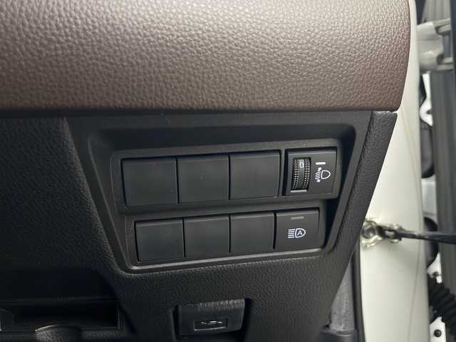 トヨタ ヤリスクロス ハイブリッド Z 秋田県 2021(令3)年 5.4万km ホワイトパールクリスタルシャイン 4WD/純正ディスプレイオーディオ/（AM/FM/Bluetooth）/バックカメラ/ハーフレザーシート/衝突軽減装置/レーンキープアシスト/横滑り防止装置/コーナーセンサー/クルーズコントロール/オートブレーキホールド/アイドリングストップ/ETC/社外ドライブレコーダー/ステアリングリモコン/前席シートヒーター/前席エアシート/電動パーキングブレーキ/LEDヘッドライト/オートライト/オートハイビーム/プッシュスタート/スマートキー/純正アルミホイール/純正フロアマット/電動格納ミラー/サイドバイザー