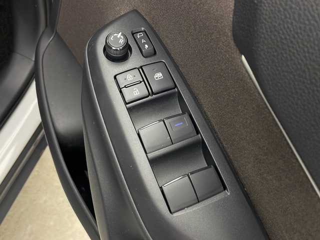 トヨタ ヤリスクロス ハイブリッド Z 秋田県 2021(令3)年 5.4万km ホワイトパールクリスタルシャイン 4WD/純正ディスプレイオーディオ/（AM/FM/Bluetooth）/バックカメラ/ハーフレザーシート/衝突軽減装置/レーンキープアシスト/横滑り防止装置/コーナーセンサー/クルーズコントロール/オートブレーキホールド/アイドリングストップ/ETC/社外ドライブレコーダー/ステアリングリモコン/前席シートヒーター/前席エアシート/電動パーキングブレーキ/LEDヘッドライト/オートライト/オートハイビーム/プッシュスタート/スマートキー/純正アルミホイール/純正フロアマット/電動格納ミラー/サイドバイザー