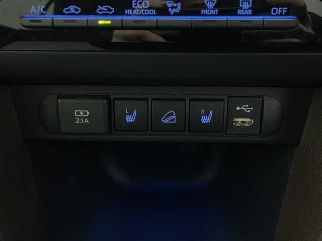 トヨタ ヤリスクロス ハイブリッド Z 秋田県 2021(令3)年 5.4万km ホワイトパールクリスタルシャイン 4WD/純正ディスプレイオーディオ/（AM/FM/Bluetooth）/バックカメラ/ハーフレザーシート/衝突軽減装置/レーンキープアシスト/横滑り防止装置/コーナーセンサー/クルーズコントロール/オートブレーキホールド/アイドリングストップ/ETC/社外ドライブレコーダー/ステアリングリモコン/前席シートヒーター/前席エアシート/電動パーキングブレーキ/LEDヘッドライト/オートライト/オートハイビーム/プッシュスタート/スマートキー/純正アルミホイール/純正フロアマット/電動格納ミラー/サイドバイザー