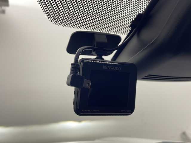 トヨタ ヤリスクロス ハイブリッド Z 秋田県 2021(令3)年 5.4万km ホワイトパールクリスタルシャイン 4WD/純正ディスプレイオーディオ/（AM/FM/Bluetooth）/バックカメラ/ハーフレザーシート/衝突軽減装置/レーンキープアシスト/横滑り防止装置/コーナーセンサー/クルーズコントロール/オートブレーキホールド/アイドリングストップ/ETC/社外ドライブレコーダー/ステアリングリモコン/前席シートヒーター/前席エアシート/電動パーキングブレーキ/LEDヘッドライト/オートライト/オートハイビーム/プッシュスタート/スマートキー/純正アルミホイール/純正フロアマット/電動格納ミラー/サイドバイザー