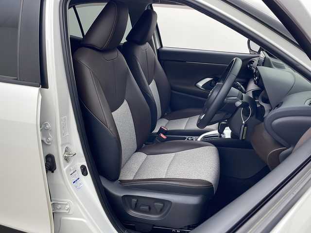 トヨタ ヤリスクロス ハイブリッド Z 秋田県 2021(令3)年 5.4万km ホワイトパールクリスタルシャイン 4WD/純正ディスプレイオーディオ/（AM/FM/Bluetooth）/バックカメラ/ハーフレザーシート/衝突軽減装置/レーンキープアシスト/横滑り防止装置/コーナーセンサー/クルーズコントロール/オートブレーキホールド/アイドリングストップ/ETC/社外ドライブレコーダー/ステアリングリモコン/前席シートヒーター/前席エアシート/電動パーキングブレーキ/LEDヘッドライト/オートライト/オートハイビーム/プッシュスタート/スマートキー/純正アルミホイール/純正フロアマット/電動格納ミラー/サイドバイザー