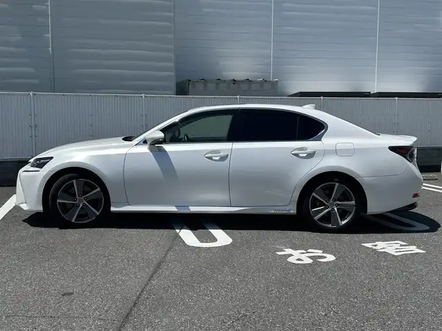 レクサス ＧＳ 300h 富山県 2018(平30)年 4.9万km ソニッククォーツ 純正SDナビ（AM/FM/CD/DVD）/Bluetooth/フルセグTV/バッグカメラ/純正ドライブレコーダー（前方のみ）/ビルトインETC2.0/レーダークルーズコントロール/衝突被害軽減システム/横滑り防止装置/パドルシフト/車線逸脱防止機能/ステアリングヒーター/サンルーフ/パワーシート（D/N席）/シートヒーター（D/N席）/純正フロアマット/コーナーセンサー前後/電格ミラー/LEDヘッドライト/オートライト/オートハイビーム/プッシュスタート/スマートキー×２/カードキー/取扱説明書/保証書