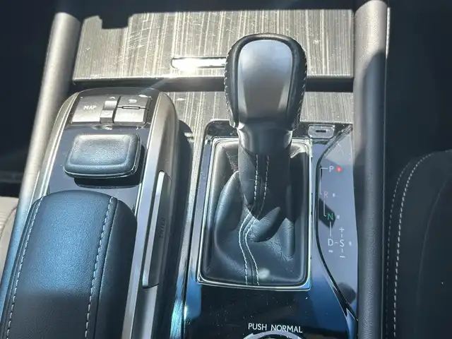レクサス ＧＳ 300h 富山県 2018(平30)年 4.9万km ソニッククォーツ 純正SDナビ（AM/FM/CD/DVD）/Bluetooth/フルセグTV/バッグカメラ/純正ドライブレコーダー（前方のみ）/ビルトインETC2.0/レーダークルーズコントロール/衝突被害軽減システム/横滑り防止装置/パドルシフト/車線逸脱防止機能/ステアリングヒーター/サンルーフ/パワーシート（D/N席）/シートヒーター（D/N席）/純正フロアマット/コーナーセンサー前後/電格ミラー/LEDヘッドライト/オートライト/オートハイビーム/プッシュスタート/スマートキー×２/カードキー/取扱説明書/保証書