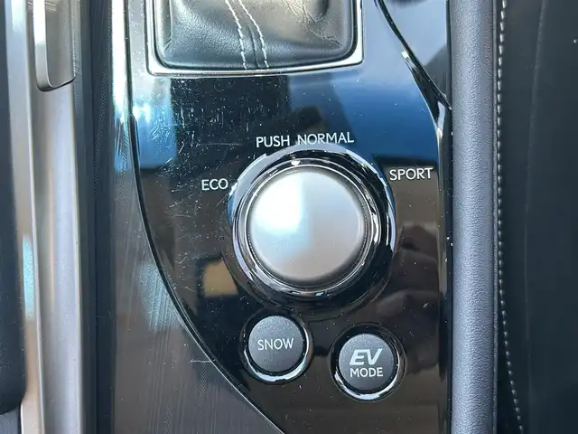 レクサス ＧＳ 300h 富山県 2018(平30)年 4.9万km ソニッククォーツ 純正SDナビ（AM/FM/CD/DVD）/Bluetooth/フルセグTV/バッグカメラ/純正ドライブレコーダー（前方のみ）/ビルトインETC2.0/レーダークルーズコントロール/衝突被害軽減システム/横滑り防止装置/パドルシフト/車線逸脱防止機能/ステアリングヒーター/サンルーフ/パワーシート（D/N席）/シートヒーター（D/N席）/純正フロアマット/コーナーセンサー前後/電格ミラー/LEDヘッドライト/オートライト/オートハイビーム/プッシュスタート/スマートキー×２/カードキー/取扱説明書/保証書