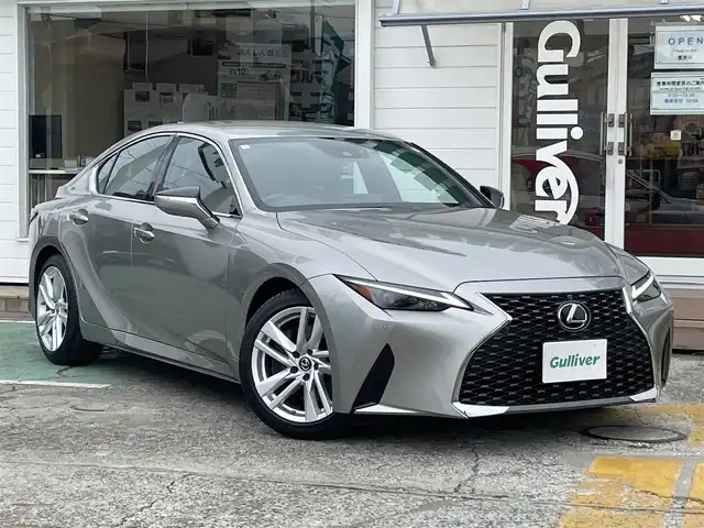 レクサス ＩＳ 300 神奈川県 2020(令2)年 1.7万km ソニックチタニウム ワンオーナー/純正10.3インチワイドディスプレイ/　（ナビ機能・CD・Bluetooth・USB）/フルセグTV/パノラミックビューモニター/レクサスセーフティシステム/レーダークルーズコントロール/ブラインドスポットモニター/ビルトインETC2.0/前席パワーシート/合成皮革シート/LEDヘッドライト/パドルシフト/前後ドライブレコーダー/スマートキー×2/カードキー×1/保証書/取扱説明書