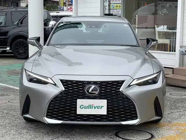 レクサス ＩＳ 300 神奈川県 2020(令2)年 1.7万km ソニックチタニウム ワンオーナー/純正10.3インチワイドディスプレイ/　（ナビ機能・CD・Bluetooth・USB）/フルセグTV/パノラミックビューモニター/レクサスセーフティシステム/レーダークルーズコントロール/ブラインドスポットモニター/ビルトインETC2.0/前席パワーシート/合成皮革シート/LEDヘッドライト/パドルシフト/前後ドライブレコーダー/スマートキー×2/カードキー×1/保証書/取扱説明書