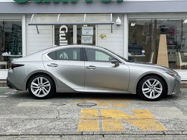 レクサス ＩＳ 300 神奈川県 2020(令2)年 1.7万km ソニックチタニウム ワンオーナー/純正10.3インチワイドディスプレイ/　（ナビ機能・CD・Bluetooth・USB）/フルセグTV/パノラミックビューモニター/レクサスセーフティシステム/レーダークルーズコントロール/ブラインドスポットモニター/ビルトインETC2.0/前席パワーシート/合成皮革シート/LEDヘッドライト/パドルシフト/前後ドライブレコーダー/スマートキー×2/カードキー×1/保証書/取扱説明書