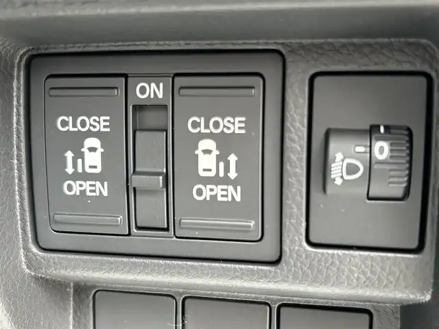 ホンダ ステップワゴン eHEV エアー EX 香川県 2025(令7)年 0.1千km クリスタルブラックパール 登録時走行距離：4km/純正11.4型SDナビゲーション/→フルセグTV/→CD/DVD再生/バックカメラ/ETC2.0/ステアリングリモコン/レーダークルーズコントロール/オットマン/両側パワースライドドア/純正16型アルミホイール/前後コーナーセンサー/LEDオートライト/フォグランプ/オートハイビーム/プッシュスタート/スマートキー/スペアキー