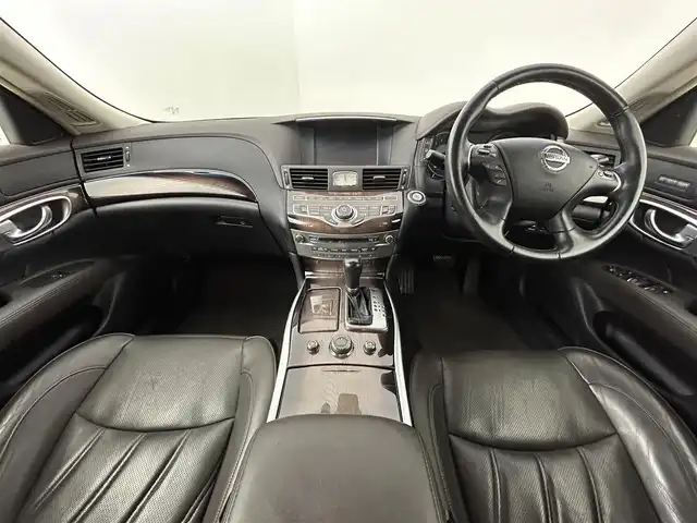 日産 フーガ 370GT FOUR 道央・札幌 2013(平25)年 7.7万km クリスタルホワイトパール ・４WD/・純正メモリナビ/・CD//BT/AUX/ワンセグTV/・バックカメラ/・ドライブレコーダー（前方のみ）/・ビルトインETC/・インテリジェントブレーキアシスト/・クルーズコントロール/・横滑り防止装置/・ステアリングスイッチ/・オートライト/・フォグランプ/・キセノンヘッドライト/・レザーシート/・D＋N席パワーシート（D席メモリ付き）/・D＋N席ベンチレーションシート/・D+N席シートヒーター/・オットマン/・プッシュスタート/・スマートキー/・スペアキー/・純正エンジンスターター/・社外21インチAW/・社外17インチAW＋スタッドレスタイヤ積込/・純正18インチAW＋夏タイヤ積込/・純正サスペンション積込/・純正フロアマット/・ドアバイザー/・保証書/・取扱説明書