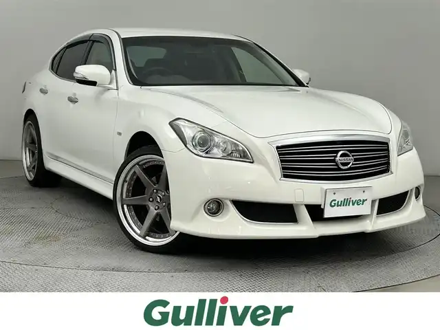 日産 フーガ 370GT FOUR 道央・札幌 2013(平25)年 7.7万km クリスタルホワイトパール ・４WD/・純正メモリナビ/・CD//BT/AUX/ワンセグTV/・バックカメラ/・ドライブレコーダー（前方のみ）/・ビルトインETC/・インテリジェントブレーキアシスト/・クルーズコントロール/・横滑り防止装置/・ステアリングスイッチ/・オートライト/・フォグランプ/・キセノンヘッドライト/・レザーシート/・D＋N席パワーシート（D席メモリ付き）/・D＋N席ベンチレーションシート/・D+N席シートヒーター/・オットマン/・プッシュスタート/・スマートキー/・スペアキー/・純正エンジンスターター/・社外21インチAW/・社外17インチAW＋スタッドレスタイヤ積込/・純正18インチAW＋夏タイヤ積込/・純正サスペンション積込/・純正フロアマット/・ドアバイザー/・保証書/・取扱説明書