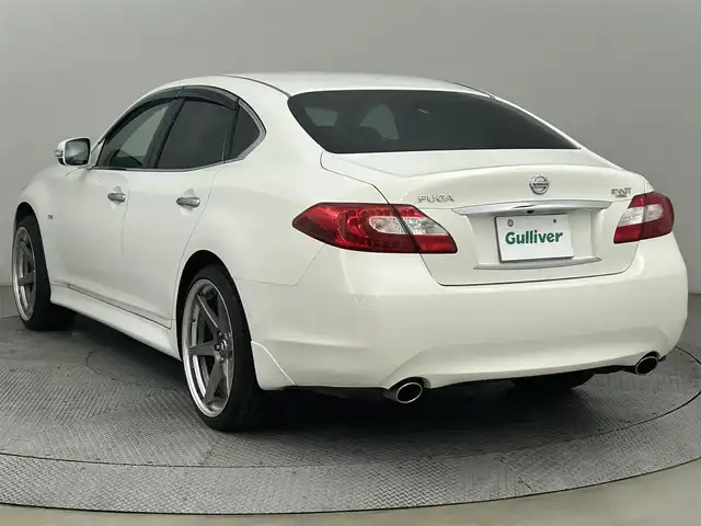日産 フーガ 370GT FOUR 道央・札幌 2013(平25)年 7.7万km クリスタルホワイトパール ・４WD/・純正メモリナビ/・CD//BT/AUX/ワンセグTV/・バックカメラ/・ドライブレコーダー（前方のみ）/・ビルトインETC/・インテリジェントブレーキアシスト/・クルーズコントロール/・横滑り防止装置/・ステアリングスイッチ/・オートライト/・フォグランプ/・キセノンヘッドライト/・レザーシート/・D＋N席パワーシート（D席メモリ付き）/・D＋N席ベンチレーションシート/・D+N席シートヒーター/・オットマン/・プッシュスタート/・スマートキー/・スペアキー/・純正エンジンスターター/・社外21インチAW/・社外17インチAW＋スタッドレスタイヤ積込/・純正18インチAW＋夏タイヤ積込/・純正サスペンション積込/・純正フロアマット/・ドアバイザー/・保証書/・取扱説明書