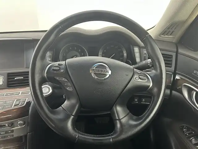 日産 フーガ 370GT FOUR 道央・札幌 2013(平25)年 7.7万km クリスタルホワイトパール ・４WD/・純正メモリナビ/・CD//BT/AUX/ワンセグTV/・バックカメラ/・ドライブレコーダー（前方のみ）/・ビルトインETC/・インテリジェントブレーキアシスト/・クルーズコントロール/・横滑り防止装置/・ステアリングスイッチ/・オートライト/・フォグランプ/・キセノンヘッドライト/・レザーシート/・D＋N席パワーシート（D席メモリ付き）/・D＋N席ベンチレーションシート/・D+N席シートヒーター/・オットマン/・プッシュスタート/・スマートキー/・スペアキー/・純正エンジンスターター/・社外21インチAW/・社外17インチAW＋スタッドレスタイヤ積込/・純正18インチAW＋夏タイヤ積込/・純正サスペンション積込/・純正フロアマット/・ドアバイザー/・保証書/・取扱説明書