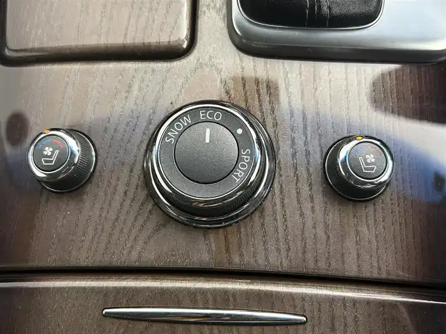 日産 フーガ 370GT FOUR 道央・札幌 2013(平25)年 7.7万km クリスタルホワイトパール ・４WD/・純正メモリナビ/・CD//BT/AUX/ワンセグTV/・バックカメラ/・ドライブレコーダー（前方のみ）/・ビルトインETC/・インテリジェントブレーキアシスト/・クルーズコントロール/・横滑り防止装置/・ステアリングスイッチ/・オートライト/・フォグランプ/・キセノンヘッドライト/・レザーシート/・D＋N席パワーシート（D席メモリ付き）/・D＋N席ベンチレーションシート/・D+N席シートヒーター/・オットマン/・プッシュスタート/・スマートキー/・スペアキー/・純正エンジンスターター/・社外21インチAW/・社外17インチAW＋スタッドレスタイヤ積込/・純正18インチAW＋夏タイヤ積込/・純正サスペンション積込/・純正フロアマット/・ドアバイザー/・保証書/・取扱説明書