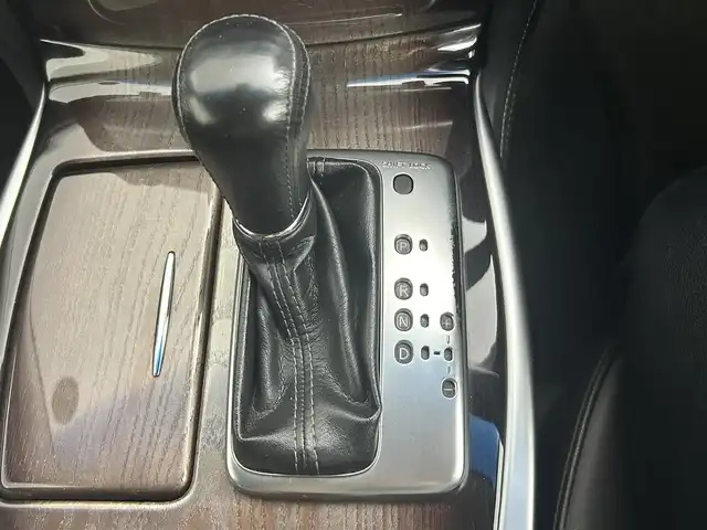 日産 フーガ 370GT FOUR 道央・札幌 2013(平25)年 7.7万km クリスタルホワイトパール ・４WD/・純正メモリナビ/・CD//BT/AUX/ワンセグTV/・バックカメラ/・ドライブレコーダー（前方のみ）/・ビルトインETC/・インテリジェントブレーキアシスト/・クルーズコントロール/・横滑り防止装置/・ステアリングスイッチ/・オートライト/・フォグランプ/・キセノンヘッドライト/・レザーシート/・D＋N席パワーシート（D席メモリ付き）/・D＋N席ベンチレーションシート/・D+N席シートヒーター/・オットマン/・プッシュスタート/・スマートキー/・スペアキー/・純正エンジンスターター/・社外21インチAW/・社外17インチAW＋スタッドレスタイヤ積込/・純正18インチAW＋夏タイヤ積込/・純正サスペンション積込/・純正フロアマット/・ドアバイザー/・保証書/・取扱説明書