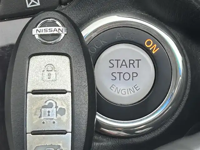 日産 フーガ 370GT FOUR 道央・札幌 2013(平25)年 7.7万km クリスタルホワイトパール ・４WD/・純正メモリナビ/・CD//BT/AUX/ワンセグTV/・バックカメラ/・ドライブレコーダー（前方のみ）/・ビルトインETC/・インテリジェントブレーキアシスト/・クルーズコントロール/・横滑り防止装置/・ステアリングスイッチ/・オートライト/・フォグランプ/・キセノンヘッドライト/・レザーシート/・D＋N席パワーシート（D席メモリ付き）/・D＋N席ベンチレーションシート/・D+N席シートヒーター/・オットマン/・プッシュスタート/・スマートキー/・スペアキー/・純正エンジンスターター/・社外21インチAW/・社外17インチAW＋スタッドレスタイヤ積込/・純正18インチAW＋夏タイヤ積込/・純正サスペンション積込/・純正フロアマット/・ドアバイザー/・保証書/・取扱説明書