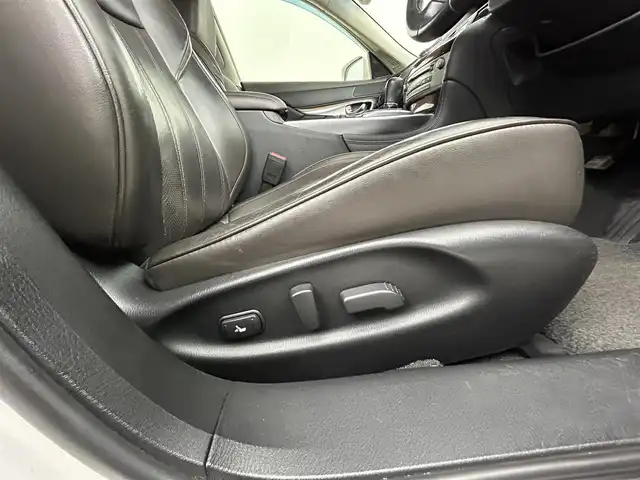 日産 フーガ 370GT FOUR 道央・札幌 2013(平25)年 7.7万km クリスタルホワイトパール ・４WD/・純正メモリナビ/・CD//BT/AUX/ワンセグTV/・バックカメラ/・ドライブレコーダー（前方のみ）/・ビルトインETC/・インテリジェントブレーキアシスト/・クルーズコントロール/・横滑り防止装置/・ステアリングスイッチ/・オートライト/・フォグランプ/・キセノンヘッドライト/・レザーシート/・D＋N席パワーシート（D席メモリ付き）/・D＋N席ベンチレーションシート/・D+N席シートヒーター/・オットマン/・プッシュスタート/・スマートキー/・スペアキー/・純正エンジンスターター/・社外21インチAW/・社外17インチAW＋スタッドレスタイヤ積込/・純正18インチAW＋夏タイヤ積込/・純正サスペンション積込/・純正フロアマット/・ドアバイザー/・保証書/・取扱説明書