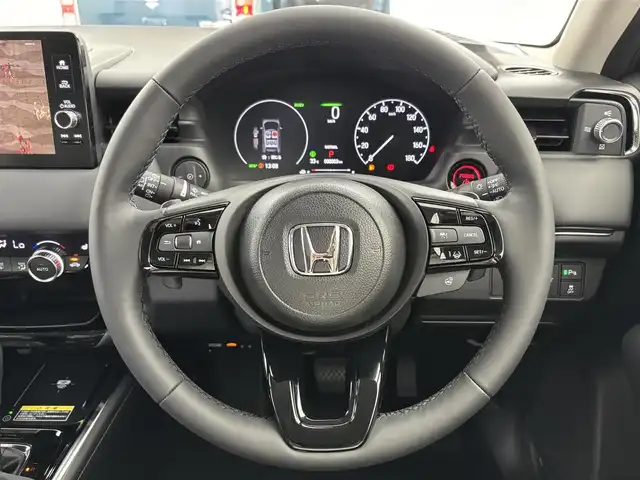 ホンダ ヴェゼル ハイブリッド e:HEV Z 大阪府 2025(令7)年 0.1千km クリスタルブラックパール 登録済み未使用車/・衝突軽減ブレーキ（CMBS）/・誤発進抑制機能/・後方誤発進抑制機能/・近距離衝突軽減ブレーキ/・歩行者事故低減ステアリング/・路外逸脱抑制機能/・アダプティブクルーズコントロール（ACC）/・車線維持支援システム（LKAS）/・トラフィックジャムアシスト/・先行車発進お知らせ機能/・標識認識機能/・オートハイビーム/・アダプティブドライビングビーム/・パーキングセンサーシステム/・急アクセル抑制機能/・ブラインドスポットインフォメーション/・後退出庫サポート/・・Honda パーキングパイロット/ドライバー注意力モニター/純正ナビ（ApplcarPlay.AndroidAuto.BT）/バックメラ/パワーバックドア/置くだけ充電/ETC2.0