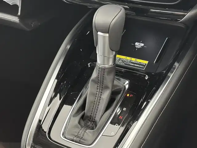 ホンダ ヴェゼル ハイブリッド e:HEV Z 大阪府 2025(令7)年 0.1千km クリスタルブラックパール 登録済み未使用車/・衝突軽減ブレーキ（CMBS）/・誤発進抑制機能/・後方誤発進抑制機能/・近距離衝突軽減ブレーキ/・歩行者事故低減ステアリング/・路外逸脱抑制機能/・アダプティブクルーズコントロール（ACC）/・車線維持支援システム（LKAS）/・トラフィックジャムアシスト/・先行車発進お知らせ機能/・標識認識機能/・オートハイビーム/・アダプティブドライビングビーム/・パーキングセンサーシステム/・急アクセル抑制機能/・ブラインドスポットインフォメーション/・後退出庫サポート/・・Honda パーキングパイロット/ドライバー注意力モニター/純正ナビ（ApplcarPlay.AndroidAuto.BT）/バックメラ/パワーバックドア/置くだけ充電/ETC2.0