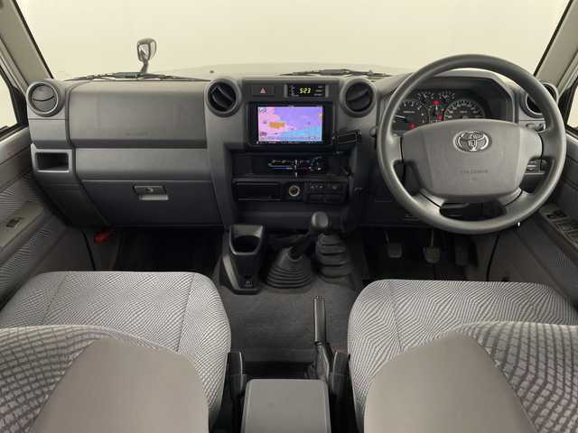 トヨタ ランドクルーザー 埼玉県 2015(平27)年 11.5万km シルバーM 社外ナビ/(Bluetooth/CD/DVD/USB/AM/FM)/地デジフルセグ/バックカメラ/ETC/レベライザー/スマホホルダー/サマータイヤ×4/背面タイヤ/社外フロアマット