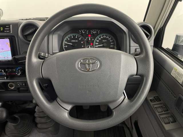 トヨタ ランドクルーザー 埼玉県 2015(平27)年 11.5万km シルバーM 社外ナビ/(Bluetooth/CD/DVD/USB/AM/FM)/地デジフルセグ/バックカメラ/ETC/レベライザー/スマホホルダー/サマータイヤ×4/背面タイヤ/社外フロアマット