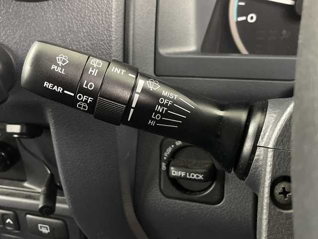 トヨタ ランドクルーザー 埼玉県 2015(平27)年 11.5万km シルバーM 社外ナビ/(Bluetooth/CD/DVD/USB/AM/FM)/地デジフルセグ/バックカメラ/ETC/レベライザー/スマホホルダー/サマータイヤ×4/背面タイヤ/社外フロアマット