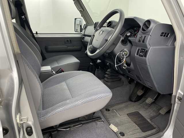 トヨタ ランドクルーザー 埼玉県 2015(平27)年 11.5万km シルバーM 社外ナビ/(Bluetooth/CD/DVD/USB/AM/FM)/地デジフルセグ/バックカメラ/ETC/レベライザー/スマホホルダー/サマータイヤ×4/背面タイヤ/社外フロアマット