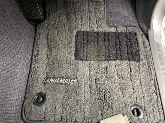 トヨタ ランドクルーザー 埼玉県 2015(平27)年 11.5万km シルバーM 社外ナビ/(Bluetooth/CD/DVD/USB/AM/FM)/地デジフルセグ/バックカメラ/ETC/レベライザー/スマホホルダー/サマータイヤ×4/背面タイヤ/社外フロアマット