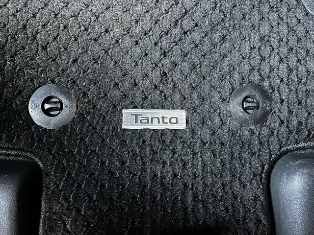 ダイハツ タント カスタム X 高知県 2019(令1)年 6.4万km シャイニングホワイトパール 純正ナビ/　Bluetooth/フルセグ/　CD/DVD/AM/FM/全方位カメラ/両側パワースライドドア /ETC/ナビ連動ドライブレコーダー/ローダウン/ロングスライドシート/パーキングアシスト/ハーフレザーシート/ロールサンシェード/コーナーセンサー/ステアリングスイッチ/プッシュスタート/スペアキー/純正フロアマット/純正14インチアルミホイール/LEDヘッドライト/オートライト/アイドリングストップ/ベンチシート/盗難防止装置