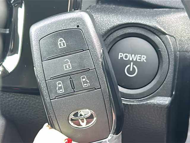 トヨタ シエンタ ハイブリッド Z 富山県 2024(令6)年 1.8万km プラチナホワイトパールマイカ モデリスタ　/４ＷＤ　/１０．５インチＴコネクティッドナビ　/全方位カメラ　/衝突被害軽減ブレーキ/レーンアシスト/レーダークルーズコントロール　/両側パワースライドドア　/１００Ｖ電源　/ブラインドスポットモニター　/コーナーセンサー　/シートヒーター(D/N)/純正ビルトインＥＴＣ2.0/ステアリングヒーター/オートハイビーム/USB入力端子/スペアキー/LEDヘッドライト