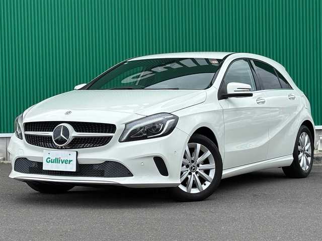 メルセデス・ベンツ Ａ１８０ スタイル 宮城県 2018(平30)年 3.1万km カルサイトホワイト レーダーセーフティパッケージ/・ブラインドスポットアシスト/・ディスタンスパイロット・ディストロニック/・レーンキーピングアシスト/エントリーパッケージ/・パークトロニック/・パーキングパイロット/・左右独立調整機能付オートエアコン/・コンビニエンスオープンクロージング機能/・メモリー機能付パワーシート（運転席）/・シートヒーター（運転席/助手席）/・アンダーシートボックス（運転席/助手席）/・シートバックポケット/・アームレスト（後席）/・カップホルダー（後席）/・トランクスルー機能/・キーレスゴー/・12V電源ソケット（ラゲッジルーム）/＝＝＝/ワンオーナー車/純正ナビ/・CD/DVD/・Bluetooth/・フルセグTV/バックカメラ/ETC/ハーフレザーシート/革巻きステアリング/LEDヘッドランプ/オートライト/スマートキー＆プッシュスタート/スペアキー1本/純正16インチAW
