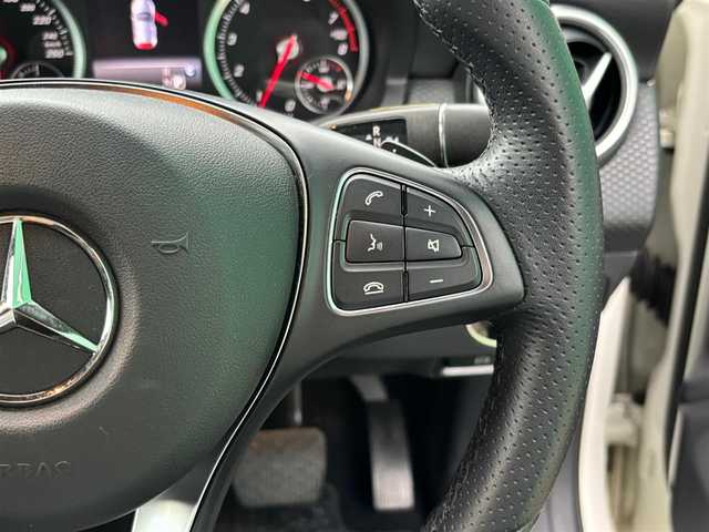 メルセデス・ベンツ Ａ１８０ スタイル 宮城県 2018(平30)年 3.1万km カルサイトホワイト レーダーセーフティパッケージ/・ブラインドスポットアシスト/・ディスタンスパイロット・ディストロニック/・レーンキーピングアシスト/エントリーパッケージ/・パークトロニック/・パーキングパイロット/・左右独立調整機能付オートエアコン/・コンビニエンスオープンクロージング機能/・メモリー機能付パワーシート（運転席）/・シートヒーター（運転席/助手席）/・アンダーシートボックス（運転席/助手席）/・シートバックポケット/・アームレスト（後席）/・カップホルダー（後席）/・トランクスルー機能/・キーレスゴー/・12V電源ソケット（ラゲッジルーム）/＝＝＝/ワンオーナー車/純正ナビ/・CD/DVD/・Bluetooth/・フルセグTV/バックカメラ/ETC/ハーフレザーシート/革巻きステアリング/LEDヘッドランプ/オートライト/スマートキー＆プッシュスタート/スペアキー1本/純正16インチAW