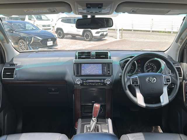 トヨタ ランドクルーザー プラド TX Lパッケージ 佐賀県 2014(平26)年 12.2万km ブラック 純正ナビ(CN-RE05WD)/Bluetooth/CD/DVD/USB/クルーズコントロール/地デジテレビ/ガラスルーフ/衝突軽減システム/レーンアシスト/前席シートヒーター/前席パワーシート/LEDオートライト/オートエアコン/ETC/スペアキー/純正フロアマット/純正アルミホイール/保証書/取扱説明書