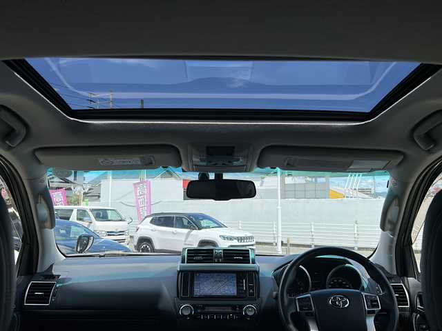 トヨタ ランドクルーザー プラド TX Lパッケージ 佐賀県 2014(平26)年 12.2万km ブラック 純正ナビ(CN-RE05WD)/Bluetooth/CD/DVD/USB/クルーズコントロール/地デジテレビ/ガラスルーフ/衝突軽減システム/レーンアシスト/前席シートヒーター/前席パワーシート/LEDオートライト/オートエアコン/ETC/スペアキー/純正フロアマット/純正アルミホイール/保証書/取扱説明書