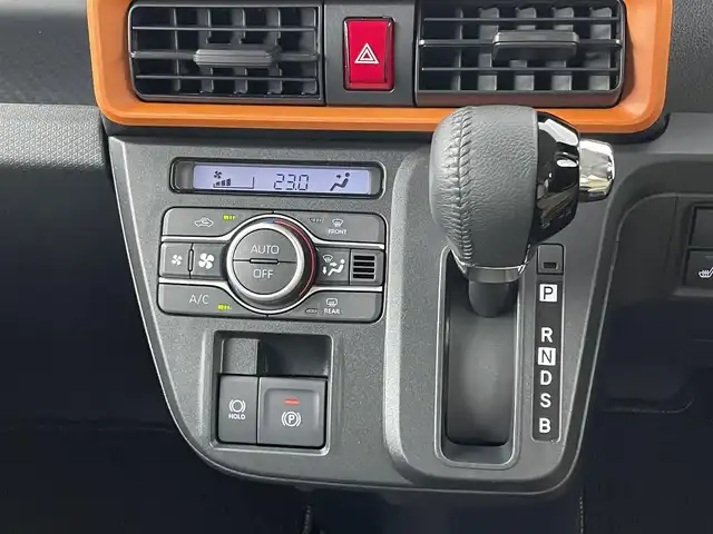 ダイハツ タント ファンクロスターボ 千葉県 2024(令6)年 0.2万km フォレストカーキメタリック スマートアシスト/・衝突軽減ブレーキ/・先行車発進お知らせ/・車線逸脱警報/・標識認識/・ふらつき警報/両側パワースライドドア/LEDオートライト/前席シートヒーター/パーキングブレーキ/ブレーキホールド/革巻きステアリング/ドアバイザー/プッシュスタート/スマートキー