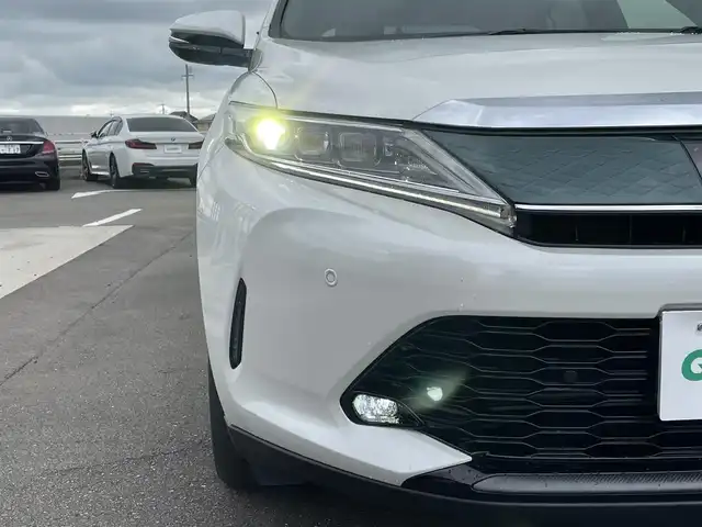 トヨタ ハリアー プログレス メタル&レザーP 佐賀県 2019(平31)年 6.5万km ホワイトパールクリスタルシャイン パノラマルーフ/黒革シート/純正9インチSDナビゲーション/・フルセグTV/CD/DVD/SD/USB/Bluetooth/JBLプレミアムサウンド/パノラミックビューモニター/前後ドライブレコーダー/ビルトインETC/パワーバックドア/電子パーキングブレーキ/・AUTO HOLD機能/DN席パワーシート(D席メモリー機能付)/DN席シートヒーター/シートベンチレーション/ISOFIX対応/革巻きステアリング/ステアリングリモコン/純正18インチアルミホイール/純正LEDヘッドライト/・オートマチックハイビーム/純正LEDフォグランプ/純正フロアマット/新車保証書/取扱説明書/スペアキー１本/トヨタセーフティセンス/・レーダークルーズコントロール/・レーンディパーチャーアラート/・プリクラッシュセーフティ/・クリアランスソナー(踏み間違い衝突軽減サポート機能付)