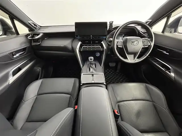 トヨタ ハリアー ハイブリッド Z レザーパッケージ 道央・札幌 2022(令4)年 1.3万km ホワイトパールクリスタルシャイン ・４WD/・調光パノラマルーフ/・JBLプレミアムサウンドシステム/・デジタルインナーミラー（ドラレコ機能付）/・純正12.3インチ大画面HDディスプレイ通信型ナビ/　Miracast/BT/フルセグTV/・バックカメラ/・ビルトインETC2.0（ナビ連動）/・トヨタセーフティセンス/　LTA（センタートレース＆操舵支援＆ふらつき検知有）/　PCS/BSM/RCTA/PKSB/RSA/クリアランスソナー/・アダプティブクルーズコントロール/・横滑り防止装置/・ブレーキホールド/・DRIVE MODE/・EV MODE/・ヘッドアップディスプレイ/・パワーバックドア/・オートマチックハイビーム/・オートライト/・LEDヘッドライト＆フォグ/・レザーシート/・D+N席シートヒーター＆ベンチレーション/・ステアリングヒーター/・ミラーヒーター/・純正１９インチAW/・純正フロアマット/・プッシュスタート/・スマートキー/・スペアキー/・取/保　有