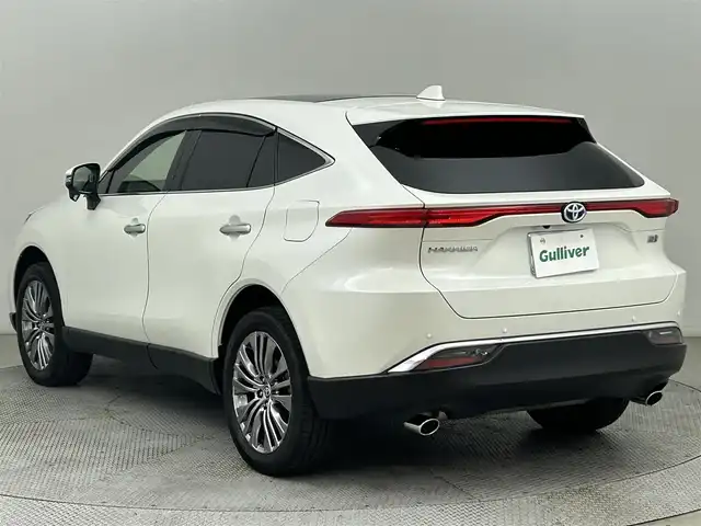 トヨタ ハリアー ハイブリッド Z レザーパッケージ 道央・札幌 2022(令4)年 1.3万km ホワイトパールクリスタルシャイン ・４WD/・調光パノラマルーフ/・JBLプレミアムサウンドシステム/・デジタルインナーミラー（ドラレコ機能付）/・純正12.3インチ大画面HDディスプレイ通信型ナビ/　Miracast/BT/フルセグTV/・バックカメラ/・ビルトインETC2.0（ナビ連動）/・トヨタセーフティセンス/　LTA（センタートレース＆操舵支援＆ふらつき検知有）/　PCS/BSM/RCTA/PKSB/RSA/クリアランスソナー/・アダプティブクルーズコントロール/・横滑り防止装置/・ブレーキホールド/・DRIVE MODE/・EV MODE/・ヘッドアップディスプレイ/・パワーバックドア/・オートマチックハイビーム/・オートライト/・LEDヘッドライト＆フォグ/・レザーシート/・D+N席シートヒーター＆ベンチレーション/・ステアリングヒーター/・ミラーヒーター/・純正１９インチAW/・純正フロアマット/・プッシュスタート/・スマートキー/・スペアキー/・取/保　有