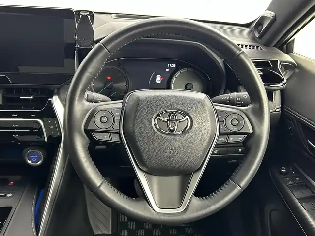 トヨタ ハリアー ハイブリッド Z レザーパッケージ 道央・札幌 2022(令4)年 1.3万km ホワイトパールクリスタルシャイン ・４WD/・調光パノラマルーフ/・JBLプレミアムサウンドシステム/・デジタルインナーミラー（ドラレコ機能付）/・純正12.3インチ大画面HDディスプレイ通信型ナビ/　Miracast/BT/フルセグTV/・バックカメラ/・ビルトインETC2.0（ナビ連動）/・トヨタセーフティセンス/　LTA（センタートレース＆操舵支援＆ふらつき検知有）/　PCS/BSM/RCTA/PKSB/RSA/クリアランスソナー/・アダプティブクルーズコントロール/・横滑り防止装置/・ブレーキホールド/・DRIVE MODE/・EV MODE/・ヘッドアップディスプレイ/・パワーバックドア/・オートマチックハイビーム/・オートライト/・LEDヘッドライト＆フォグ/・レザーシート/・D+N席シートヒーター＆ベンチレーション/・ステアリングヒーター/・ミラーヒーター/・純正１９インチAW/・純正フロアマット/・プッシュスタート/・スマートキー/・スペアキー/・取/保　有