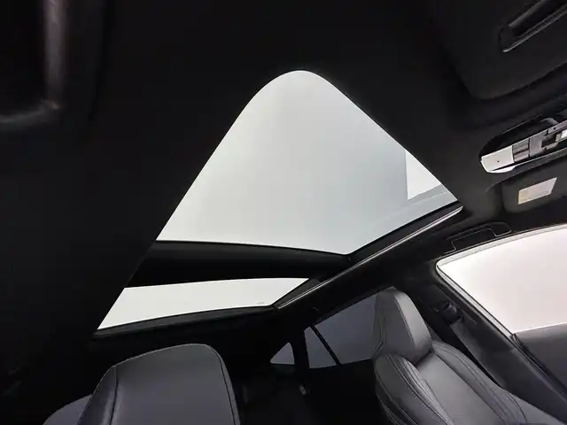トヨタ ハリアー ハイブリッド Z レザーパッケージ 道央・札幌 2022(令4)年 1.3万km ホワイトパールクリスタルシャイン ・４WD/・調光パノラマルーフ/・JBLプレミアムサウンドシステム/・デジタルインナーミラー（ドラレコ機能付）/・純正12.3インチ大画面HDディスプレイ通信型ナビ/　Miracast/BT/フルセグTV/・バックカメラ/・ビルトインETC2.0（ナビ連動）/・トヨタセーフティセンス/　LTA（センタートレース＆操舵支援＆ふらつき検知有）/　PCS/BSM/RCTA/PKSB/RSA/クリアランスソナー/・アダプティブクルーズコントロール/・横滑り防止装置/・ブレーキホールド/・DRIVE MODE/・EV MODE/・ヘッドアップディスプレイ/・パワーバックドア/・オートマチックハイビーム/・オートライト/・LEDヘッドライト＆フォグ/・レザーシート/・D+N席シートヒーター＆ベンチレーション/・ステアリングヒーター/・ミラーヒーター/・純正１９インチAW/・純正フロアマット/・プッシュスタート/・スマートキー/・スペアキー/・取/保　有
