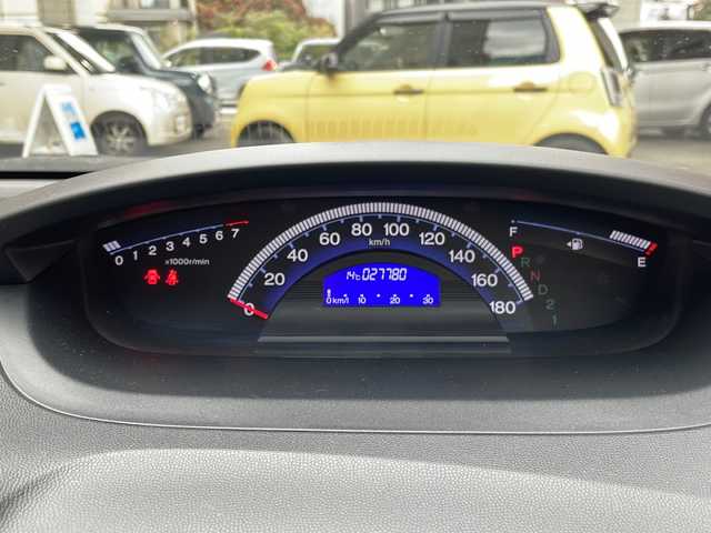 ホンダ フリード G ジャストセレクション 道央・札幌 2010(平22)年 2.8万km ポリッシュドメタルメタリック 純正オーディオ(FM、AM)/純正ドアバイザー/左側パワースライドドア/ワイパーデアイサー/積み込みタイヤ(スタッドレス)/純正フロアマット/電動格納ミラー/オートライト/３列シート
