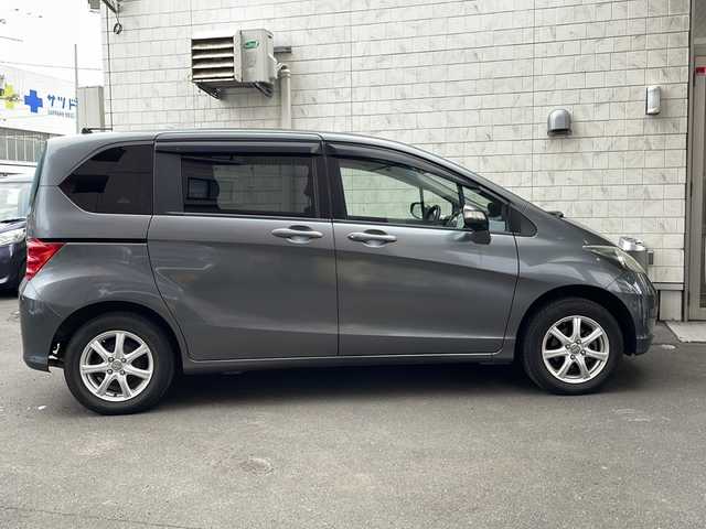 ホンダ フリード G ジャストセレクション 道央・札幌 2010(平22)年 2.8万km ポリッシュドメタルメタリック 純正オーディオ(FM、AM)/純正ドアバイザー/左側パワースライドドア/ワイパーデアイサー/積み込みタイヤ(スタッドレス)/純正フロアマット/電動格納ミラー/オートライト/３列シート