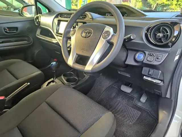 トヨタ アクア S 大阪府 2015(平27)年 2.9万km ライムホワイトパールクリスタルシャイン /禁煙//ワンオーナー//純正SDナビ【NSZN-W64T】//・CD/DVD/SD/フルTV/Bluetooth//バックカメラ//ステアリングスイッチ//ETC//プッシュスタート//スマートキーｘ２//ウィンカーミラー